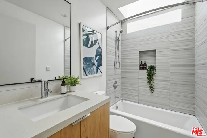 2106 Glyndon Avenue, Venice, California 90291
