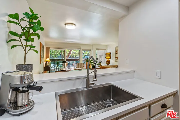 950 N Kings Road 106, West Hollywood, California 90069
