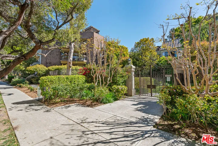 950 N Kings Road 106, West Hollywood, California 90069