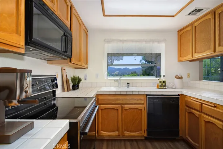 618 Warwick Avenue, Thousand Oaks, California 91360