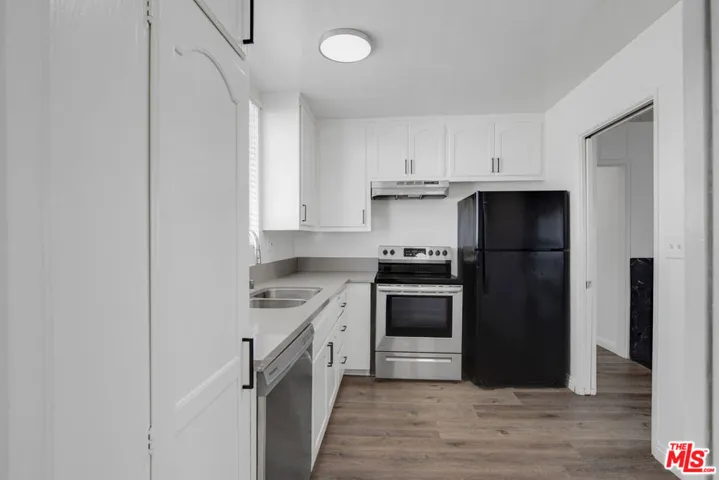 11733 Mayfield Avenue, Los Angeles, California 90049