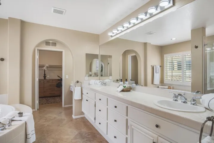 7922 Sitio Granado, Carlsbad, California 92009