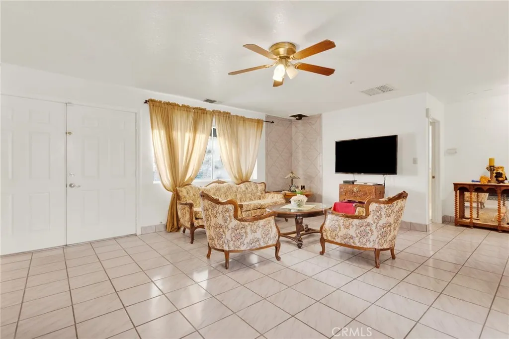 7685 Hilton, Yucca Valley, California 92284 — photo 5