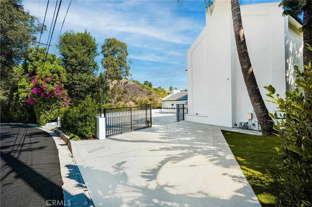 3566 Beverly Glen, Sherman Oaks, California 91423 — photo 4
