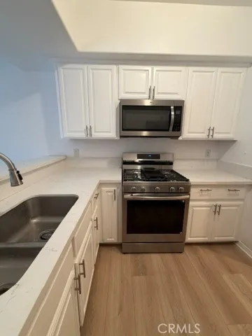 12011 205 Goshen Avenue, Brentwood, California 90049