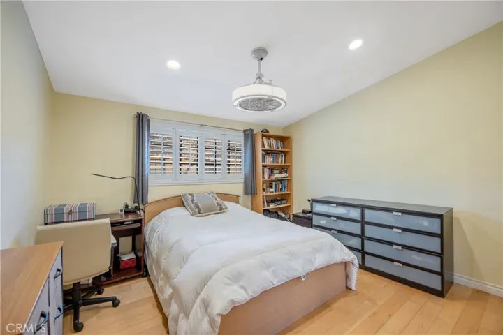 24440 Victory 15, Woodland Hills, California 91367