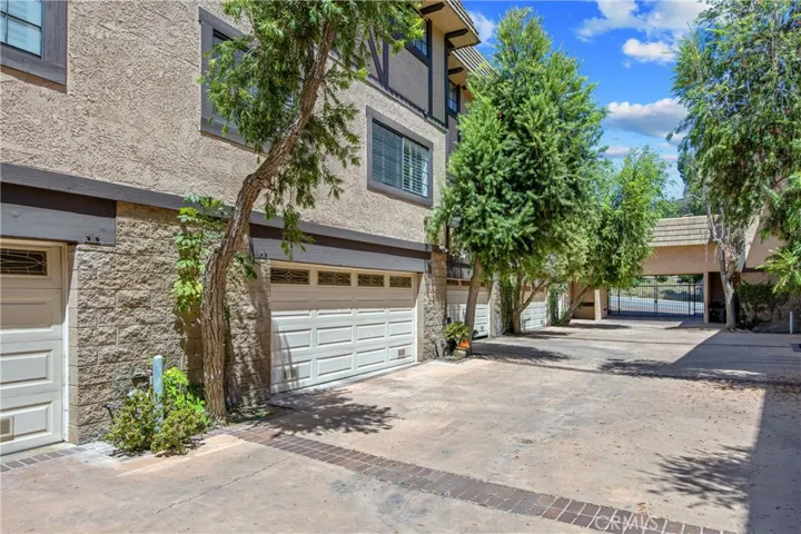 24440 Victory 15, Woodland Hills, California 91367