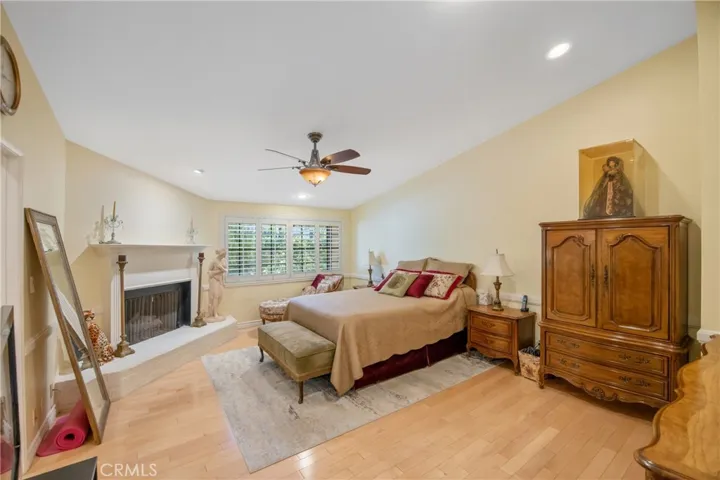 24440 Victory 15, Woodland Hills, California 91367