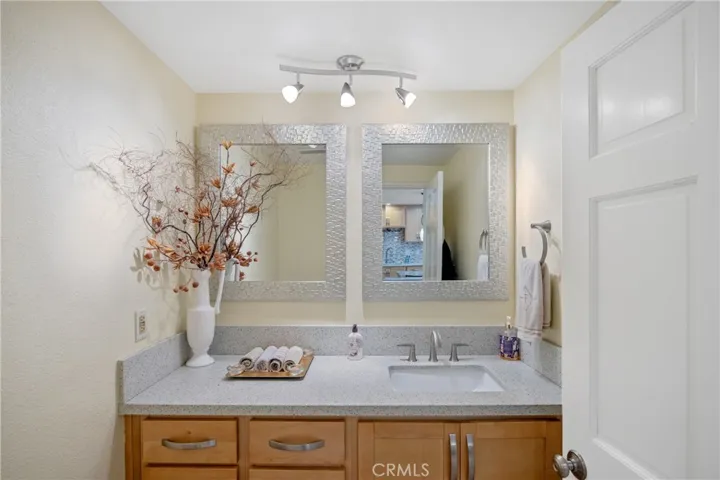 24440 Victory 15, Woodland Hills, California 91367