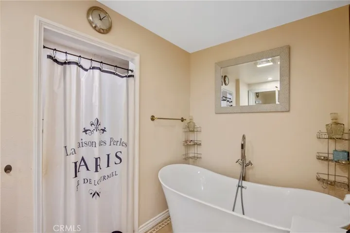 24440 Victory 15, Woodland Hills, California 91367