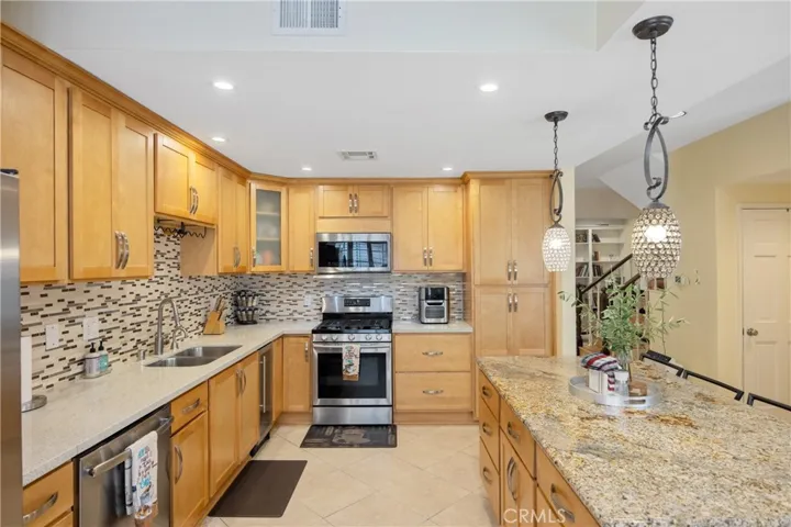 24440 Victory 15, Woodland Hills, California 91367