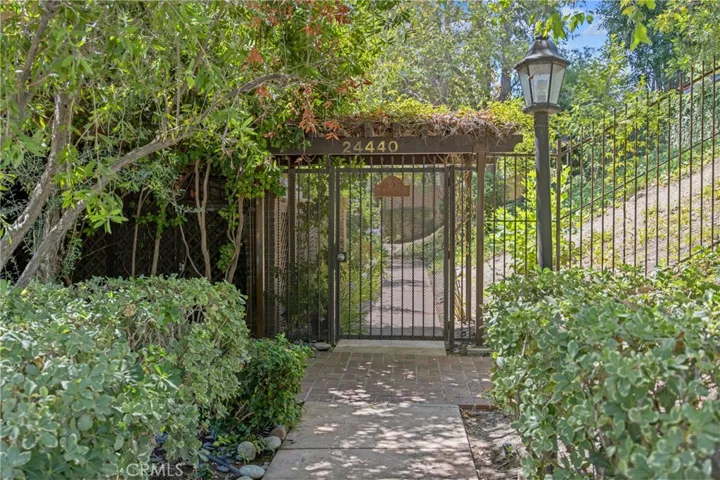 24440 Victory 15, Woodland Hills, California 91367