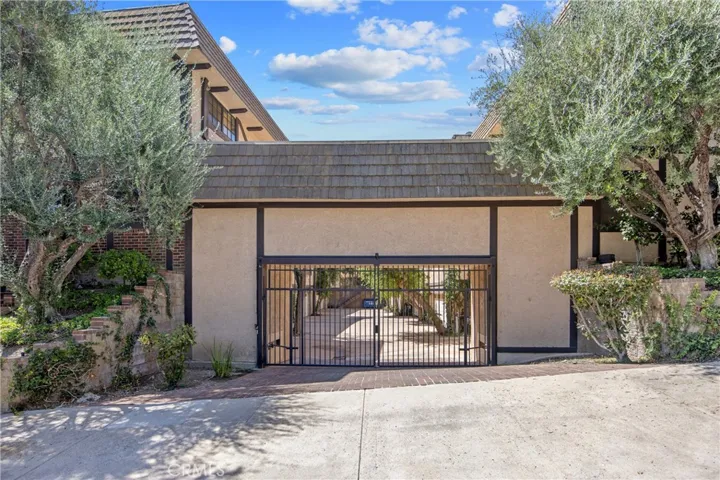 24440 Victory 15, Woodland Hills, California 91367