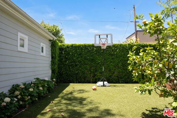 961 S Gretna Green Way, Los Angeles, California 90049