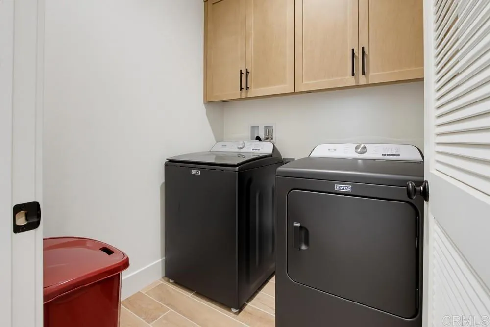 Convenient Upper Cabinets