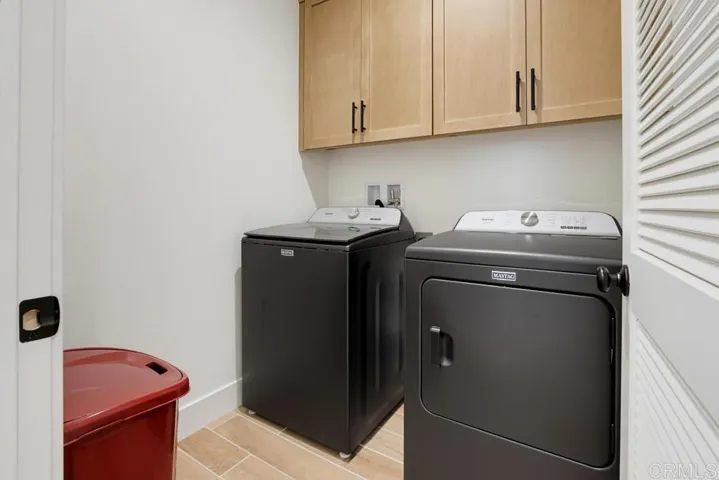 Convenient Upper Cabinets