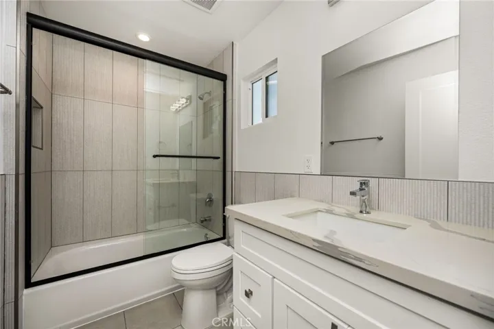 Unit B. Approx 1200 sqft