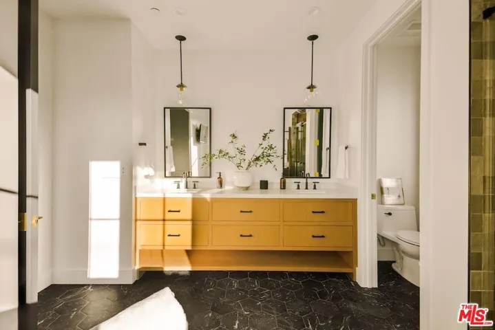 4261 Denny Avenue, Toluca Lake, California 91602