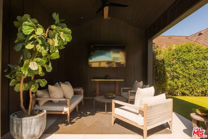 4261 Denny Avenue, Toluca Lake, California 91602