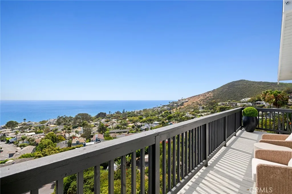 Two ocean-facing balconies extend the living space outdoors framing panoramic views and capturing the coastal breeze, an effortless expression of indoor/outdoor living.