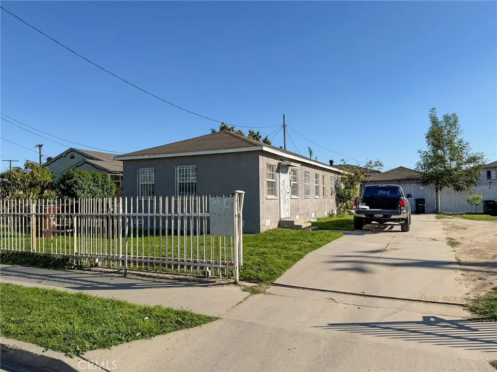 804 E Oaks