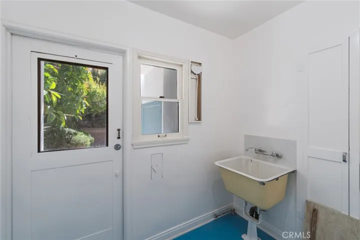 1964 Palmerston, Los Angeles, California 90027