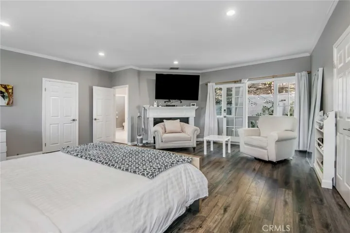 23200 Cass Avenue, Woodland Hills, California 91364