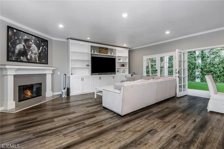23200 Cass Avenue, Woodland Hills, California 91364