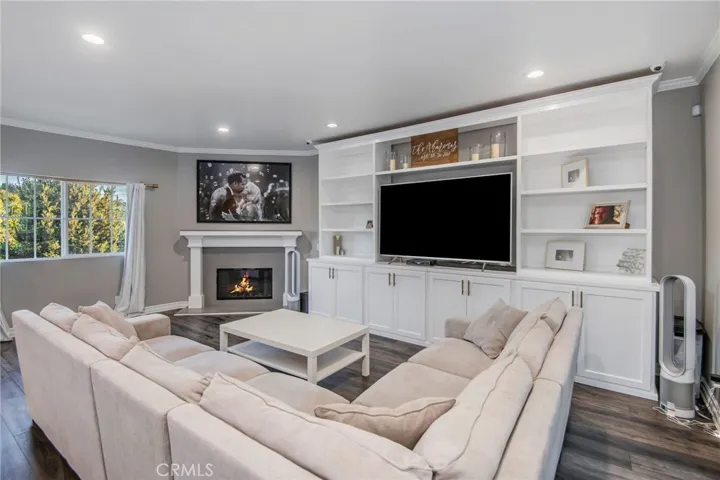 23200 Cass Avenue, Woodland Hills, California 91364