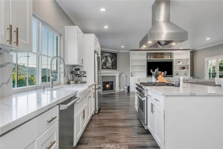 23200 Cass Avenue, Woodland Hills, California 91364