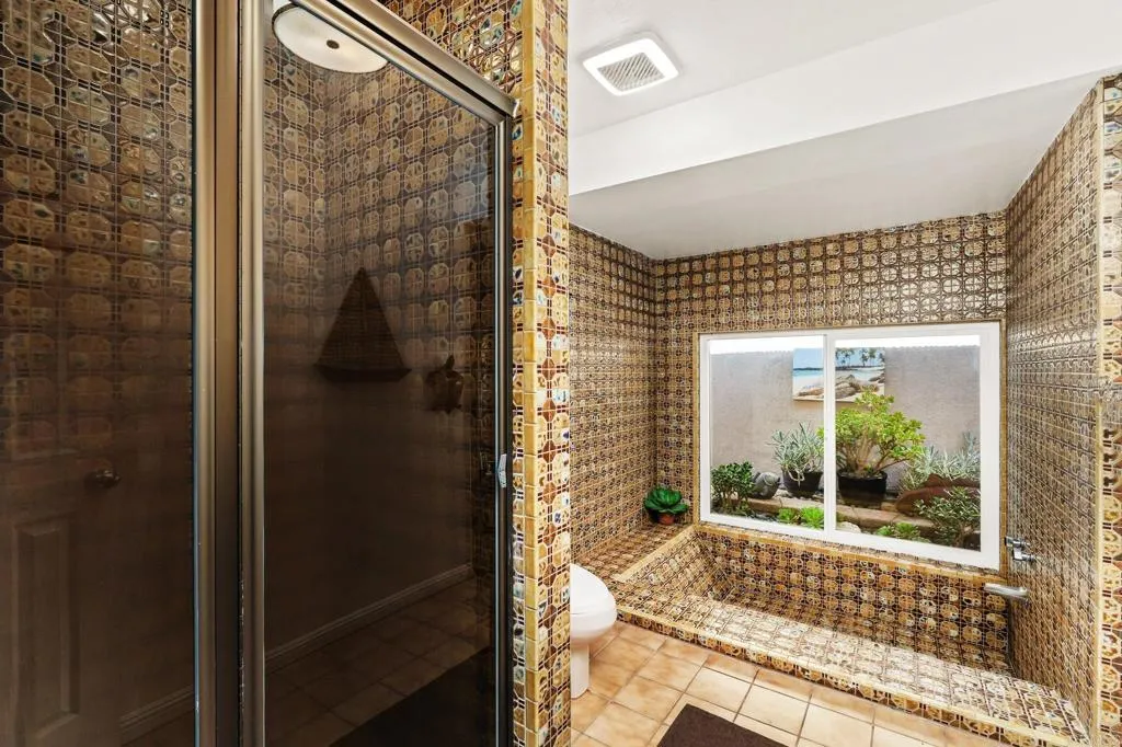 Main Bedroom Shower-Tub