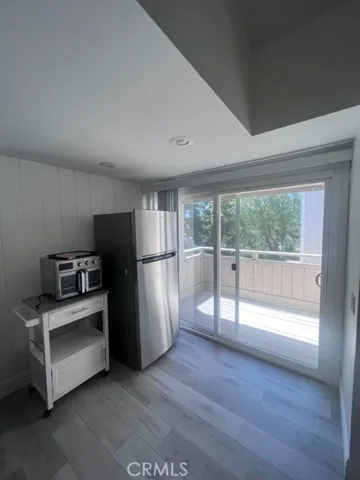 Larger Studio - balcony & eating area
