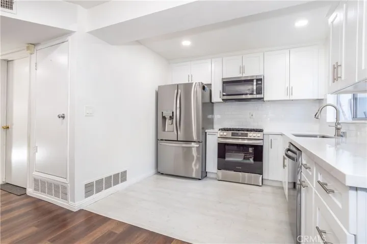 10125 De Soto 45, Chatsworth, California 91311