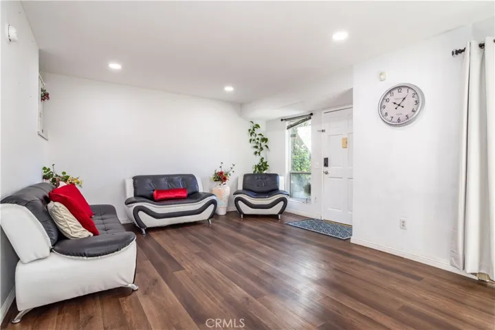 10125 De Soto 45, Chatsworth, California 91311