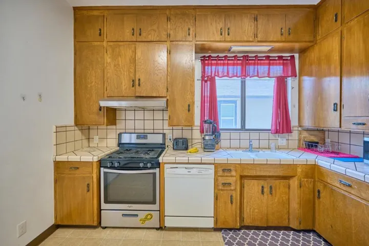 849 Monterey Street, Hollister, California 95023