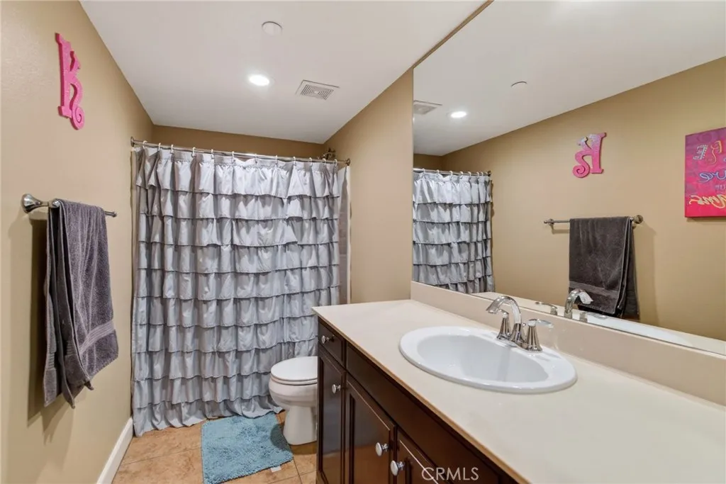 Upstairs full bath. Upstairs full bath.