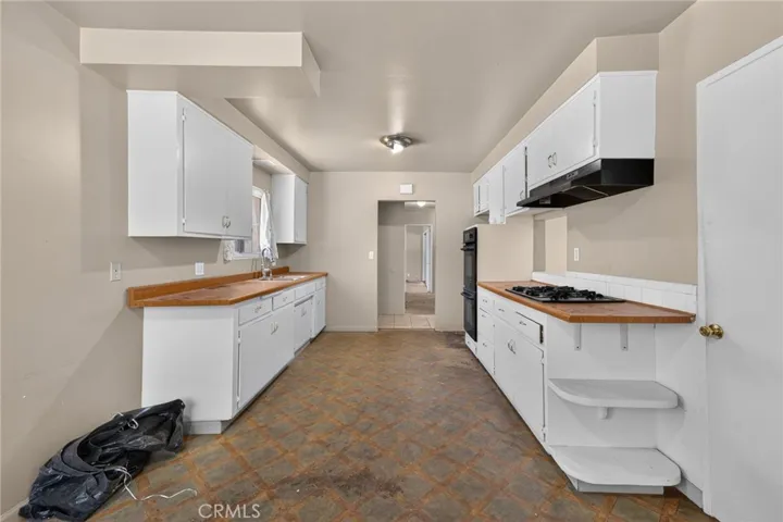 Kitchen can go open floor to living