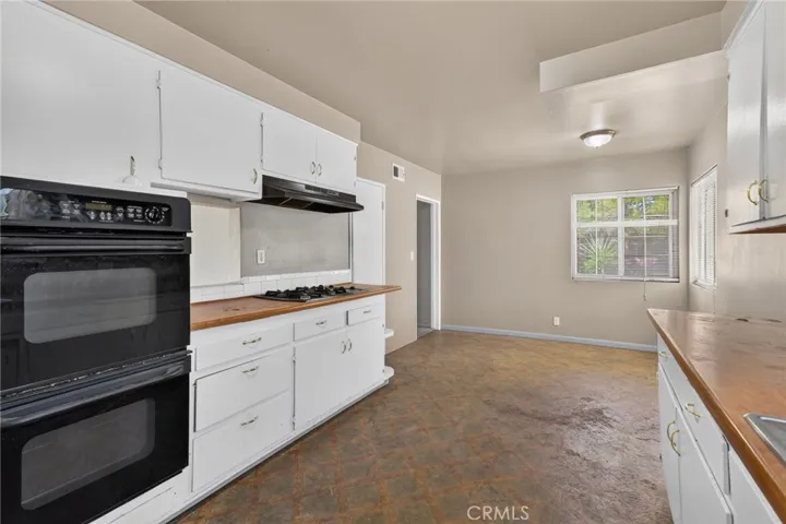 Kitchen can go open floor to living