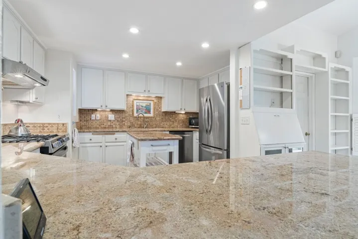 Full kitchen