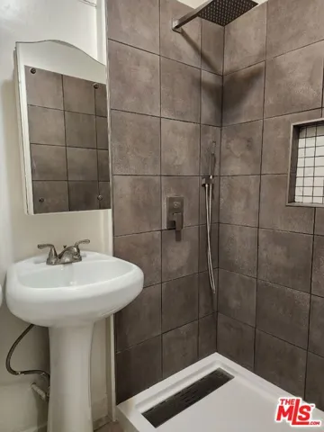 6685 De Longpre Avenue, Los Angeles, California 90028