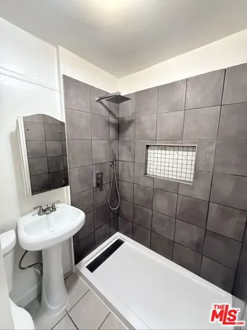 6685 De Longpre Avenue, Los Angeles, California 90028