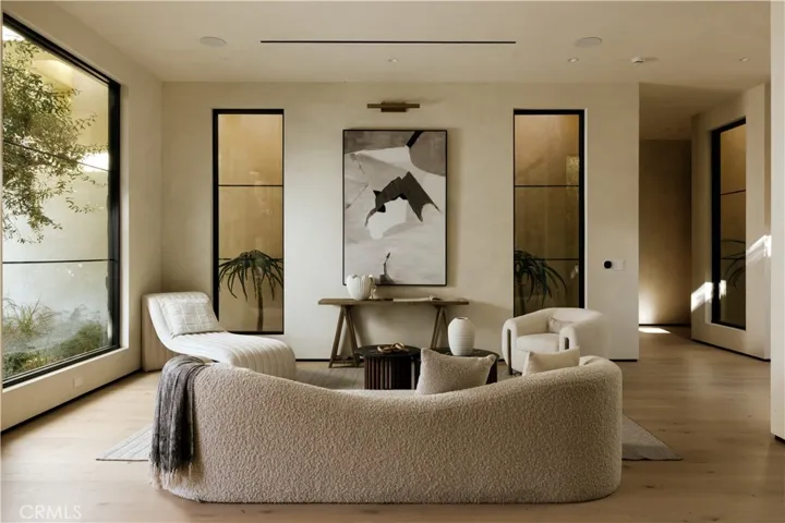 23338 Collins Street, Woodland Hills, California 91367