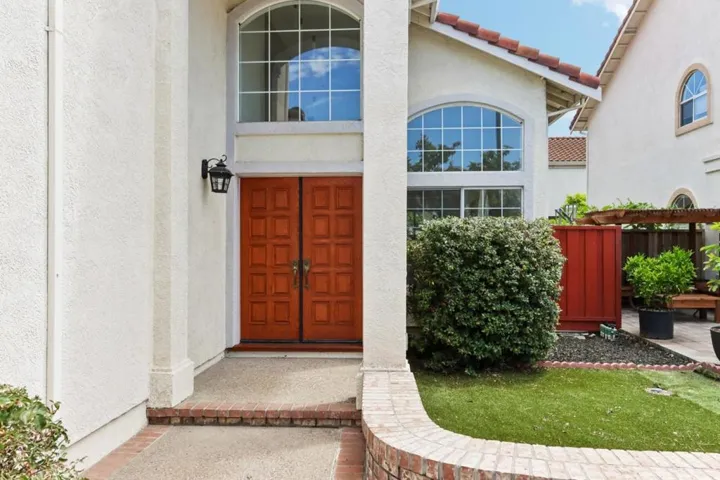 292 Silverlake Court, Milpitas, California 95035