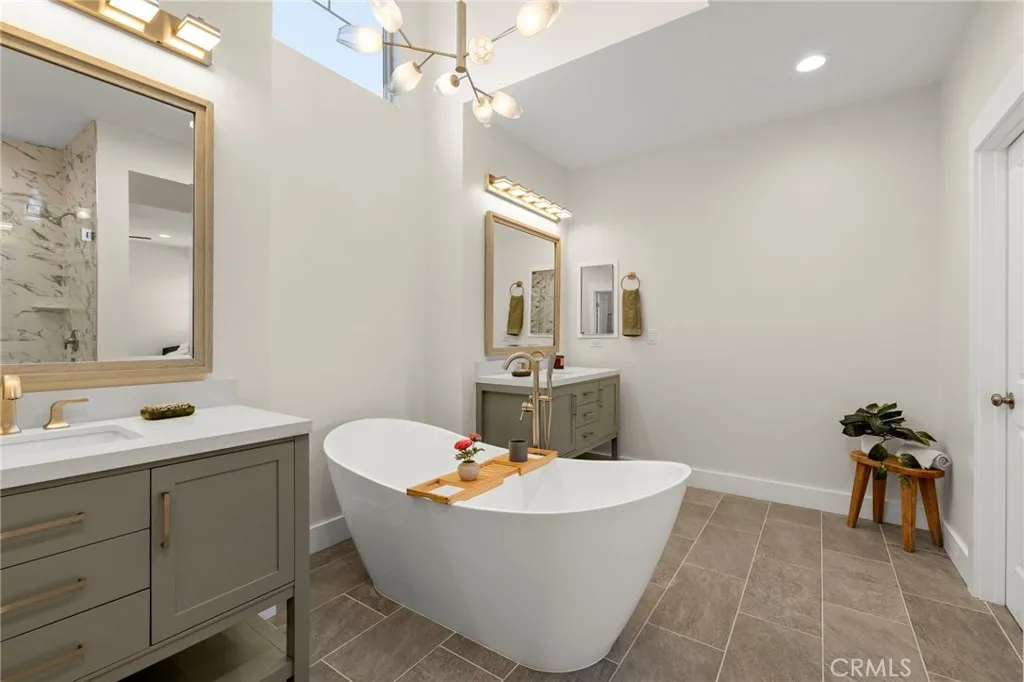 Soaking tub and dual vanities Soaking tub and dual vanities
