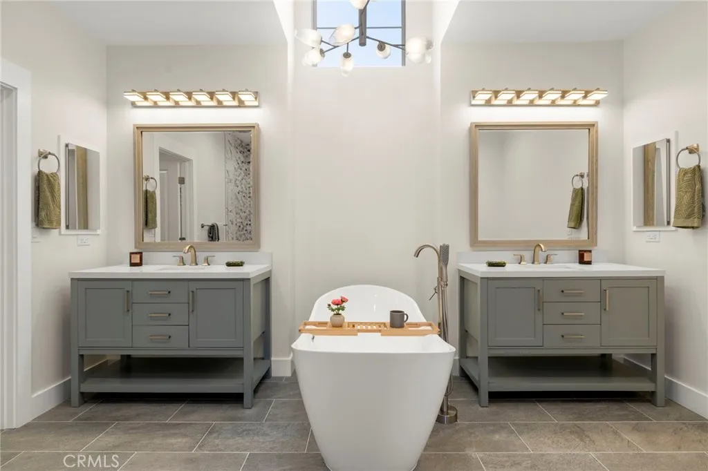 Dual vanities and soaking tub Dual vanities and soaking tub