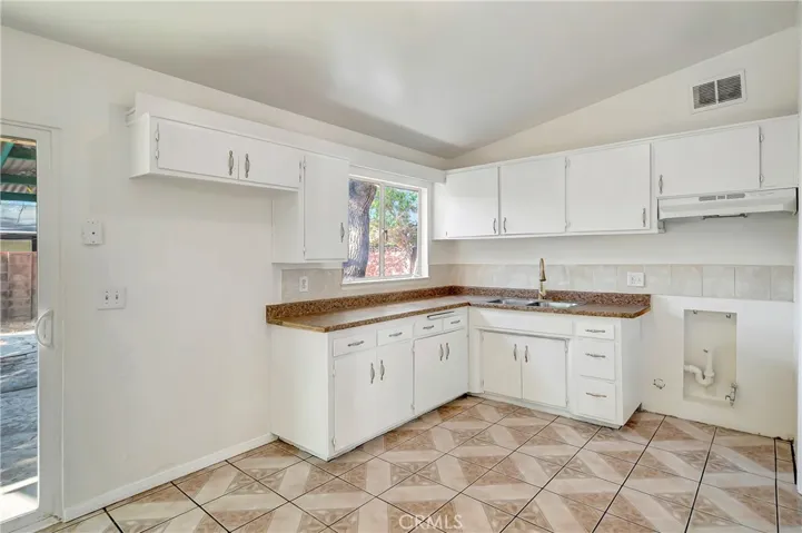 1033 W Holguin, Lancaster, California 93534