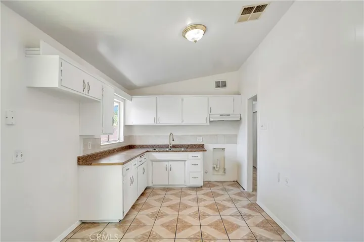 1033 W Holguin, Lancaster, California 93534