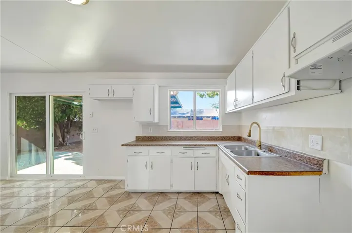1033 W Holguin, Lancaster, California 93534