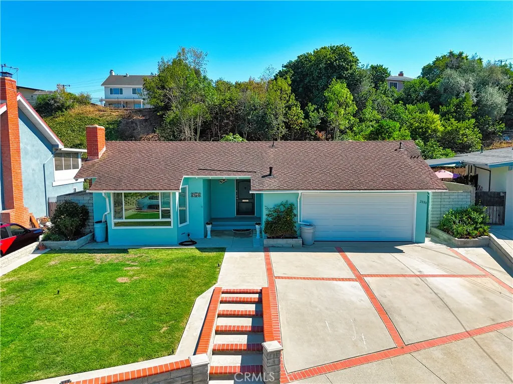 Spacious front yard & drivway