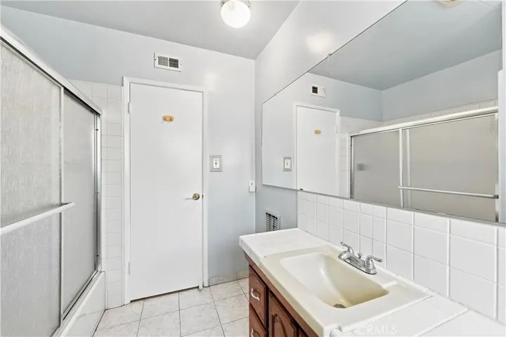 Hallway bathroom shower & tub